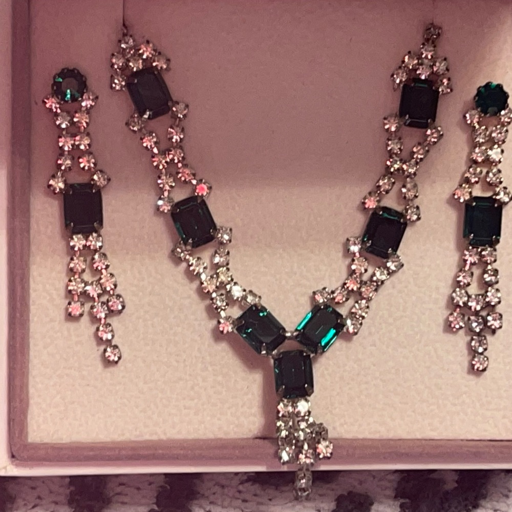 Elegant Green and Silver Jewelry Set
